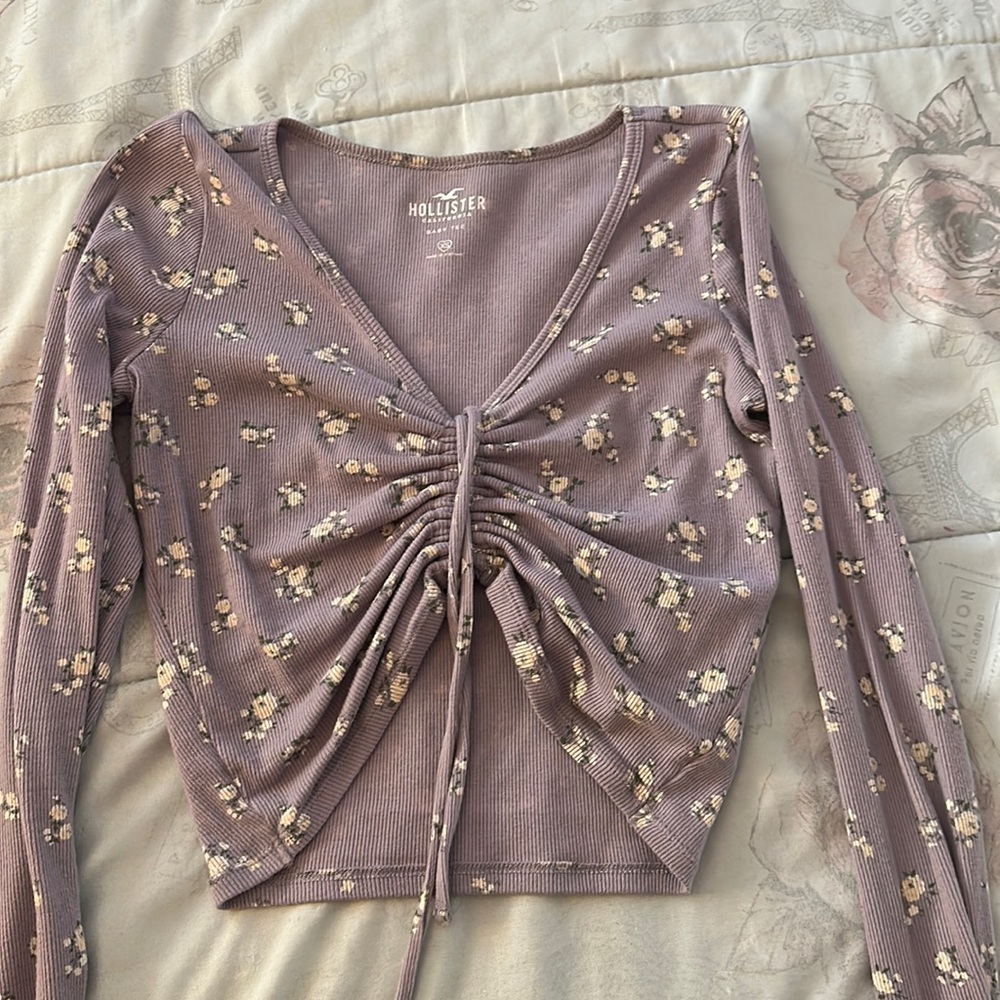 Cute hollister long-sleeve top with adjustable strings!